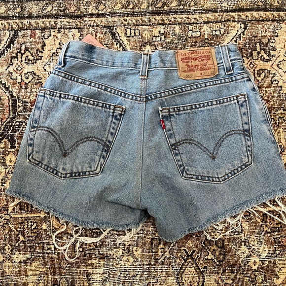 Vintage 560 Levi’s Shorts - Picture 2 of 2